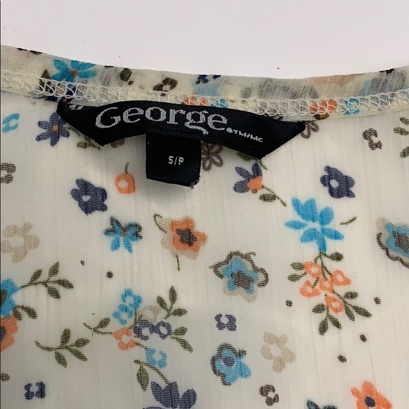5/$20 Floral sheer sleeveless blouse - Picture 3 of 4